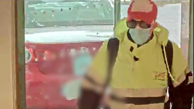 Uno de los atracadores captado por una cámara de seguridad del banco.