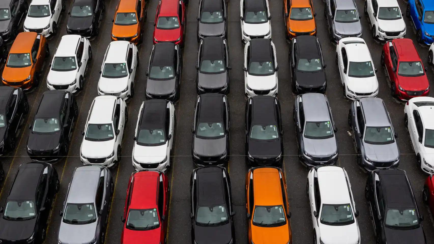 Imagen de una campa donde se almacenan coches que acaban de ser fabricados.