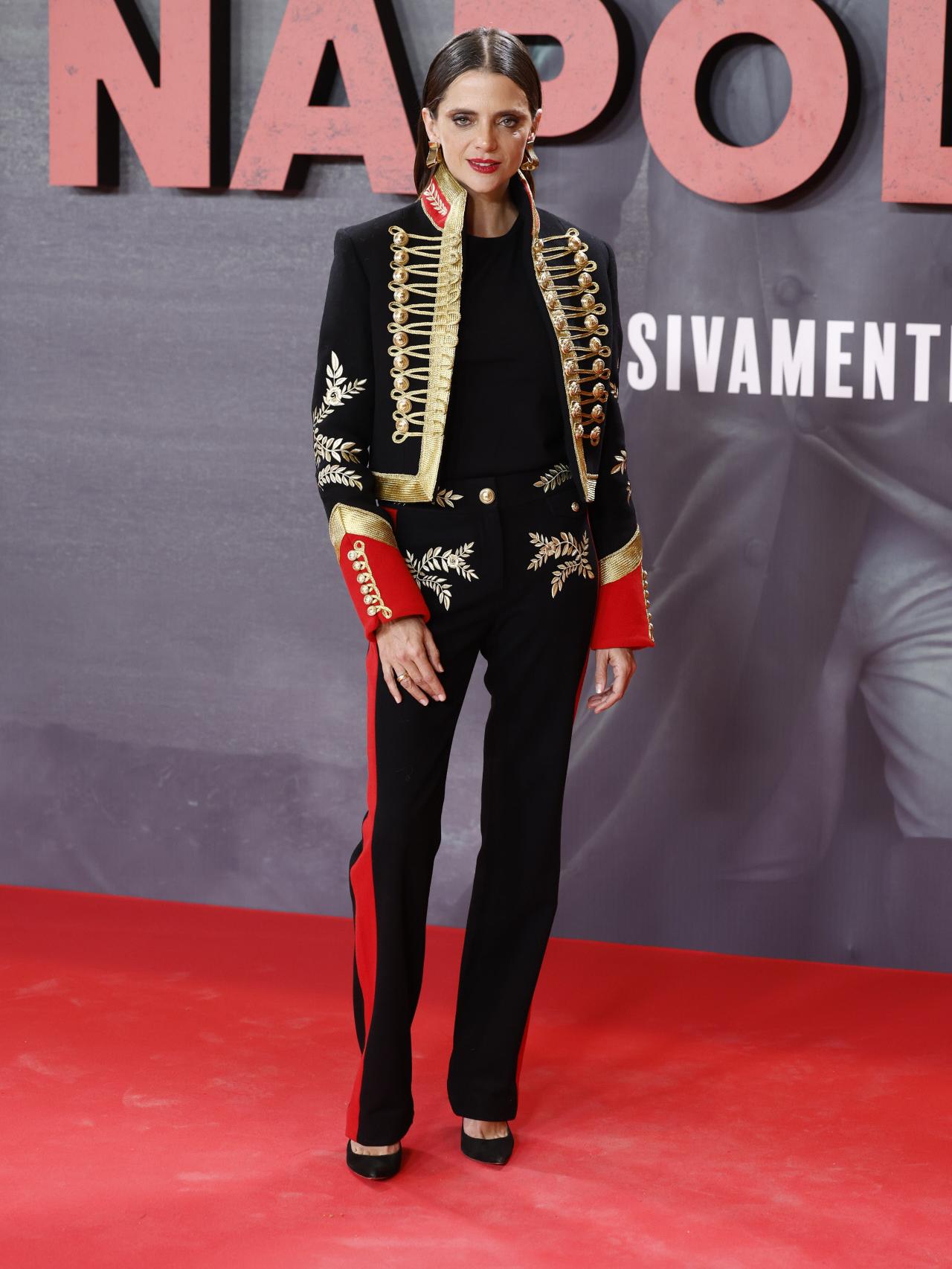 La actriz posa con su traje de inspiración militar.
