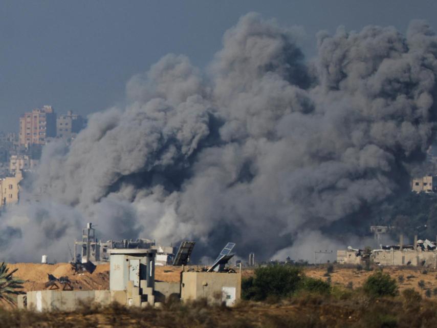 Humo en la franja de Gaza tras varios bombardeos israelíes.