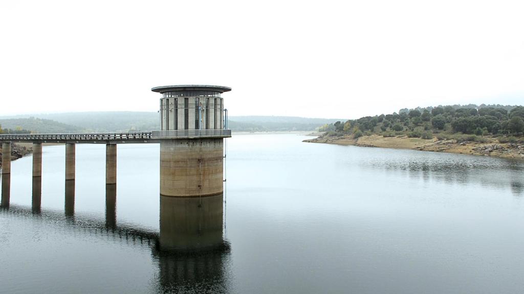 Torre de toma del embalse de Puentes Viejas (Madrid)