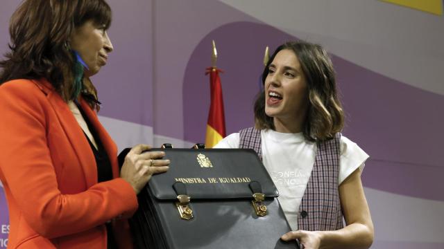 La nueva ministra de Igualdad, Ana Redondo, recibe la cartera de manos de su antecesora, Irene Montero.