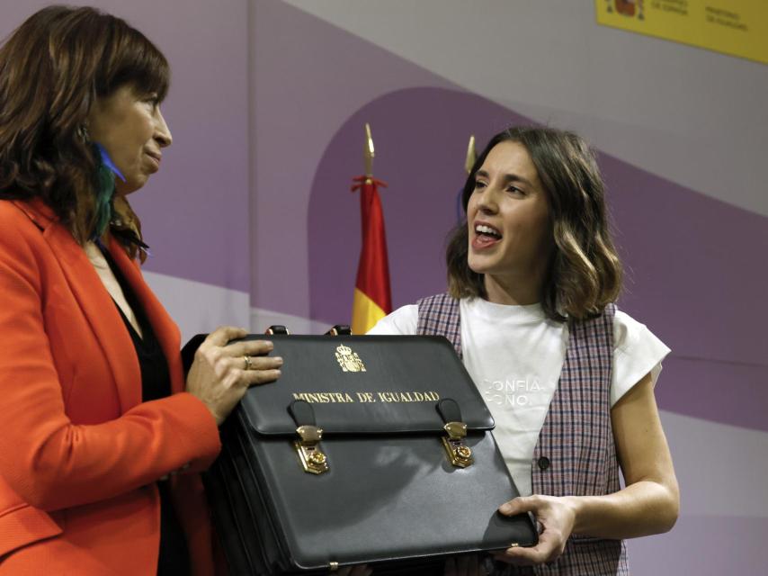 La nueva ministra de Igualdad, Ana Redondo, recibe la cartera de manos de su antecesora, Irene Montero.