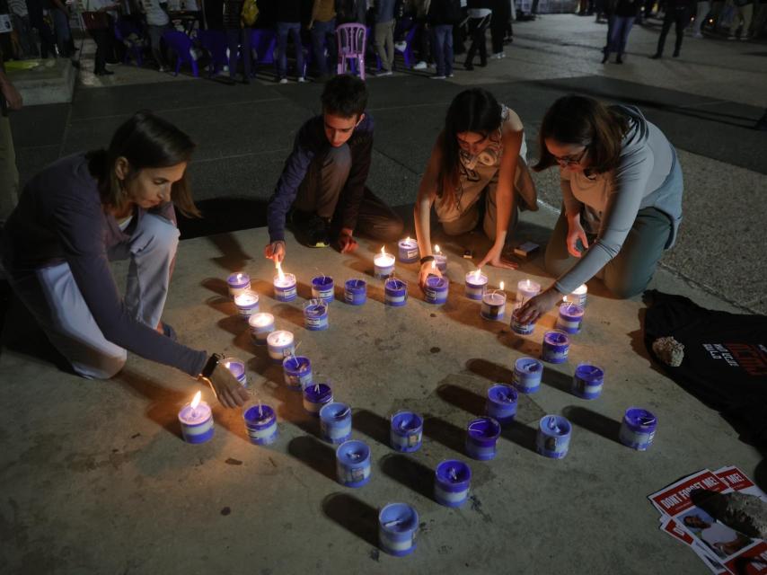 Ciudadanos israelíes encienden velas para la liberación de los secuestrados por los terroristas palestinos.
