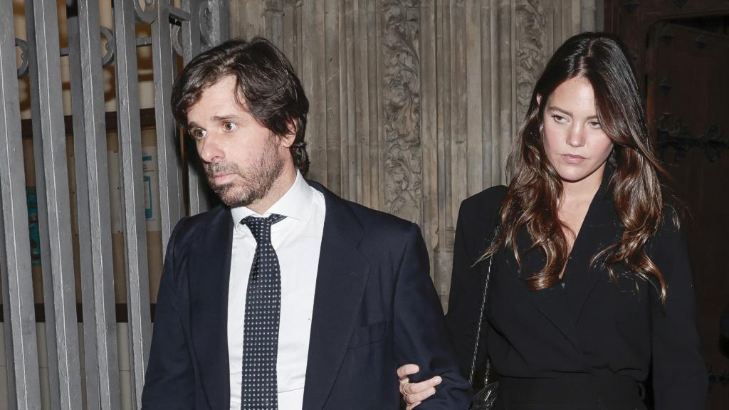 Álvaro Falcó junto a su mujer, Isabelle Junot, en la misa funeral de Chávarri, el pasado mes de octubre.