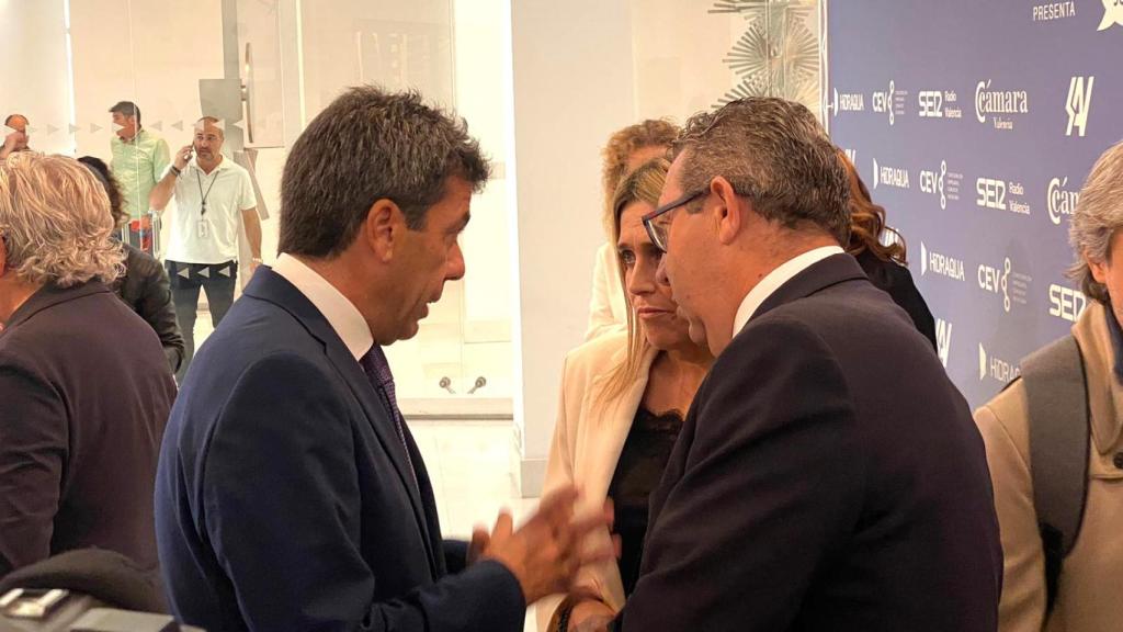 El presidente de la Generalitat, Carlos Mazón, junto con el presidente de la Diputación de Alicante, Toni Pérez.