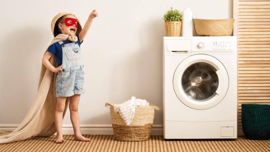 Imagen de archivo de un niño feliz en la habitación de la colada.