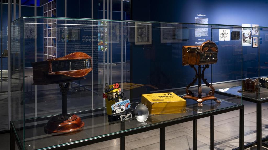 Oobjetos históricos de los siglos XVIII y XIX de la exposición 'Mundos expandidos'.