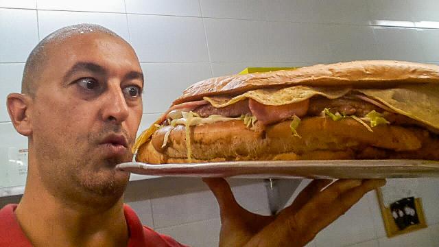 Raúl Santos es el responsable de la hamburguesería Different Burguer, un local de Illescas que prepara las hamburguesas más grandes de España.