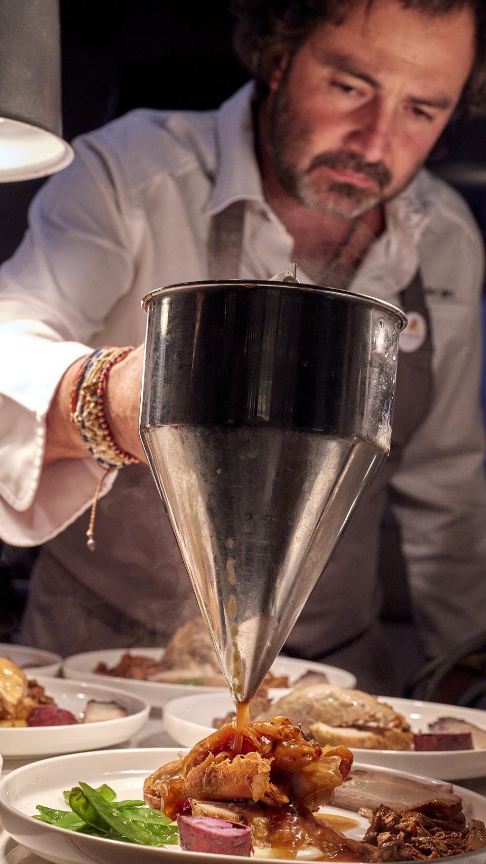 El chef Javier Muñoz-Calero, durante la preparación del plato.