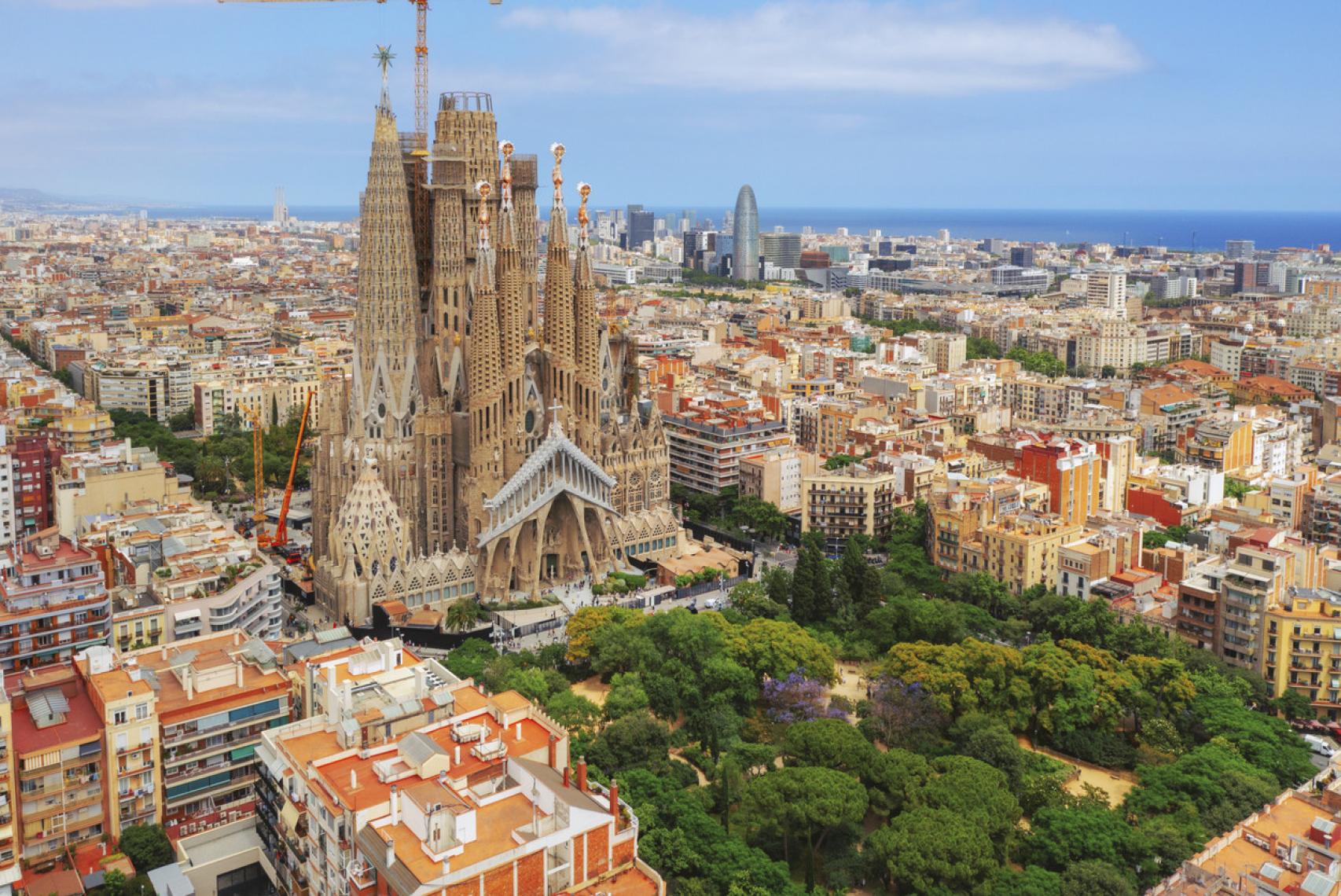 Vista aérea de la Catedral de la Sagrada Familia en el distrito del Eixample de Barcelona, España.