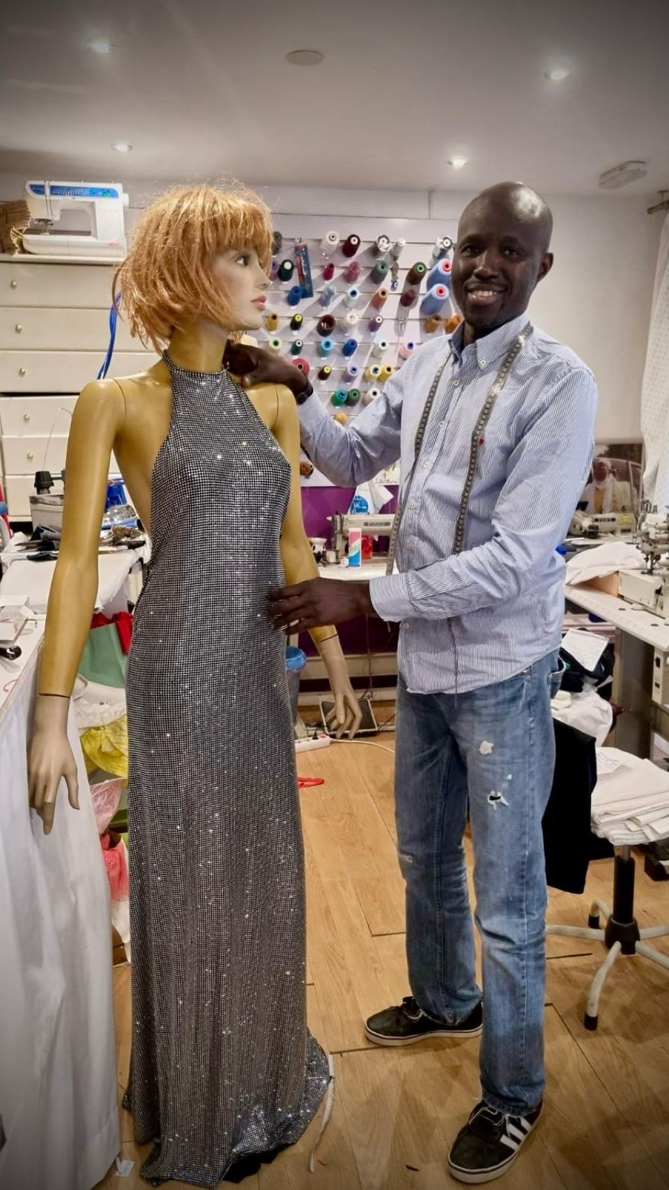Mamadou con uno de los vestidos que ha diseñado.