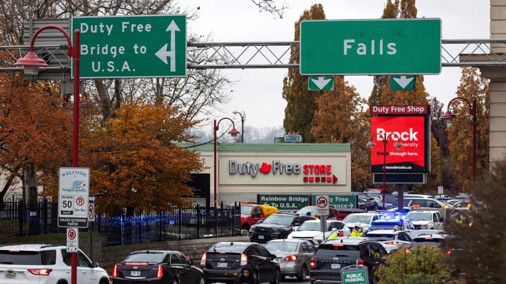 La Policía Regional de Niágara y trabajadores de la ciudad de Niagara Falls cierran el acceso al puente Rainbow.