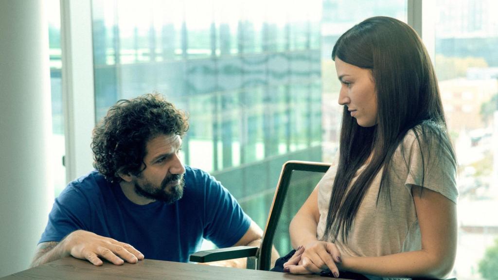 Jorge Torregrossa dirigiendo a Úrsula Corberó en 'El cuerpo en llamas'.