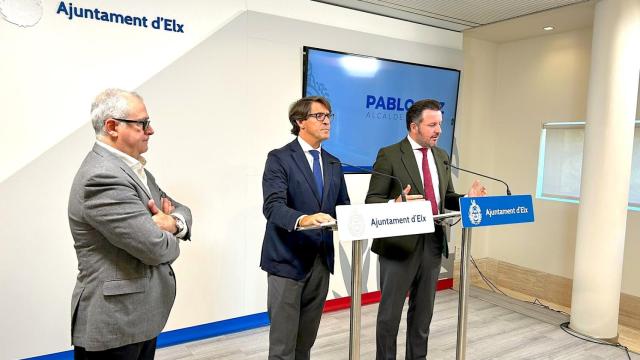El alcalde Pablo Ruz, derecha, en la presentación de los planes de Aigües d'Elx para 2024.