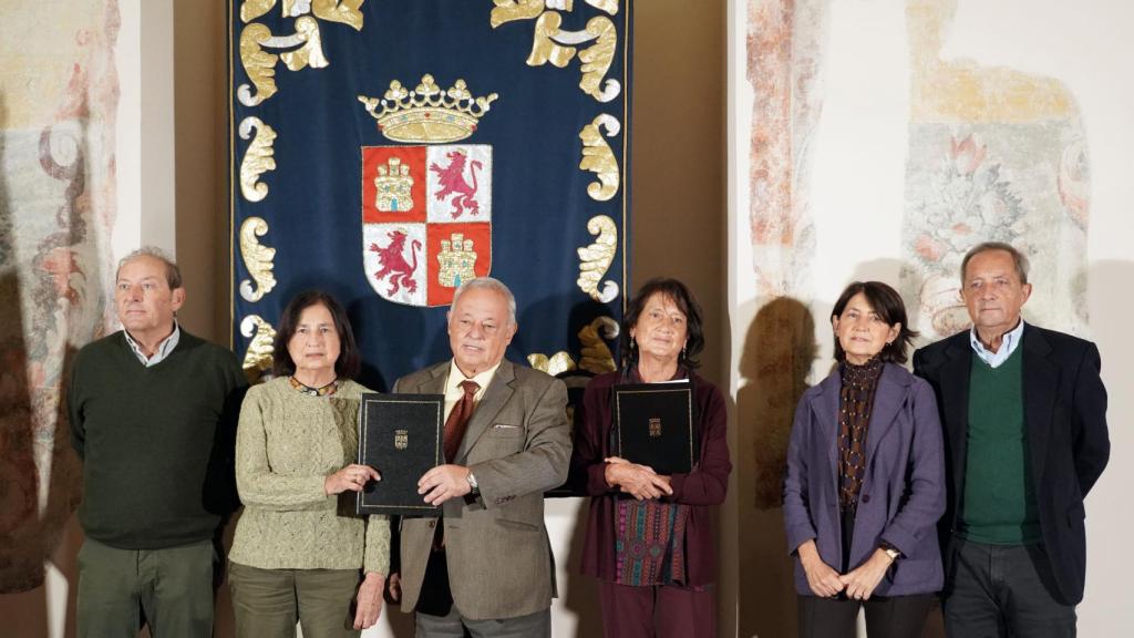 El consejero de Cultura, Turismo y Deporte, Gonzalo Santonja, firma con los hijos del escritor Miguel Delibes el contrato para el préstamo en comodato del legado de Miguel Delibes para su uso y exhibición en el Palacio del Licenciado Butrón, en Valladolid
