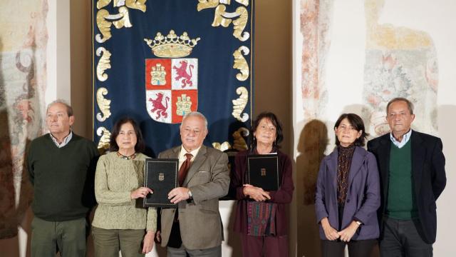 El consejero de Cultura, Turismo y Deporte, Gonzalo Santonja, firma con los hijos del escritor Miguel Delibes el contrato para el préstamo en comodato del legado de Miguel Delibes para su uso y exhibición en el Palacio del Licenciado Butrón, en Valladolid