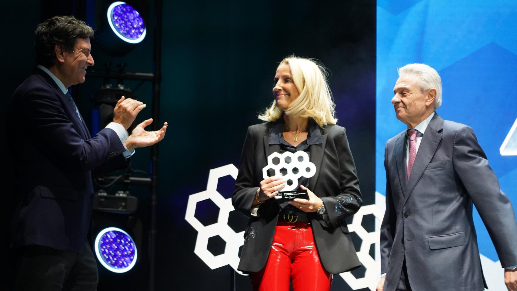 El presidente del Facyl, Félix Cano, y el consejero de Economía y Hacienda, Carlos Fernández Carriedo, entregan el premio homenaje a José Antolín que recoge su hija María Helena Antolín