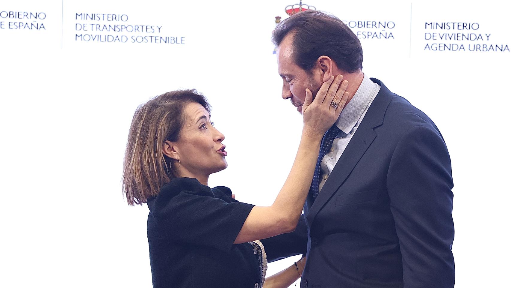 Óscar Puente recibe la cartera del Ministerio de Transportes de manos de la ministra saliente, Raquel Sánchez.