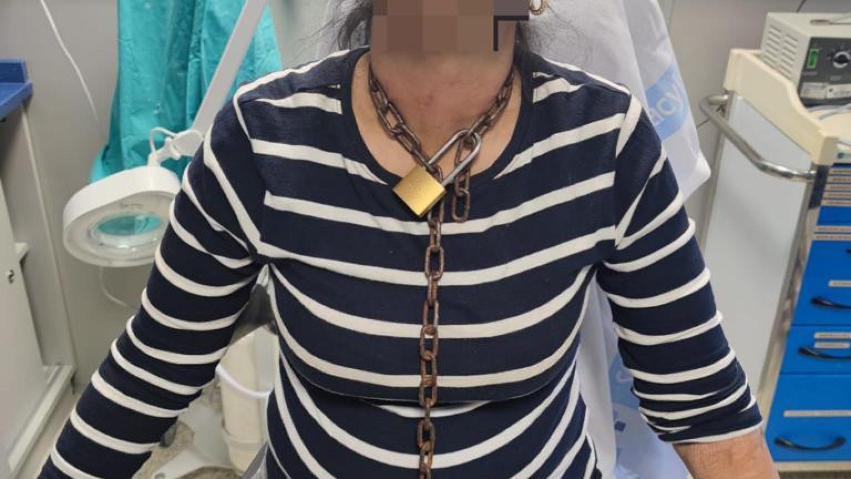 Mujer atada por una cadena en Miranda de Ebro
