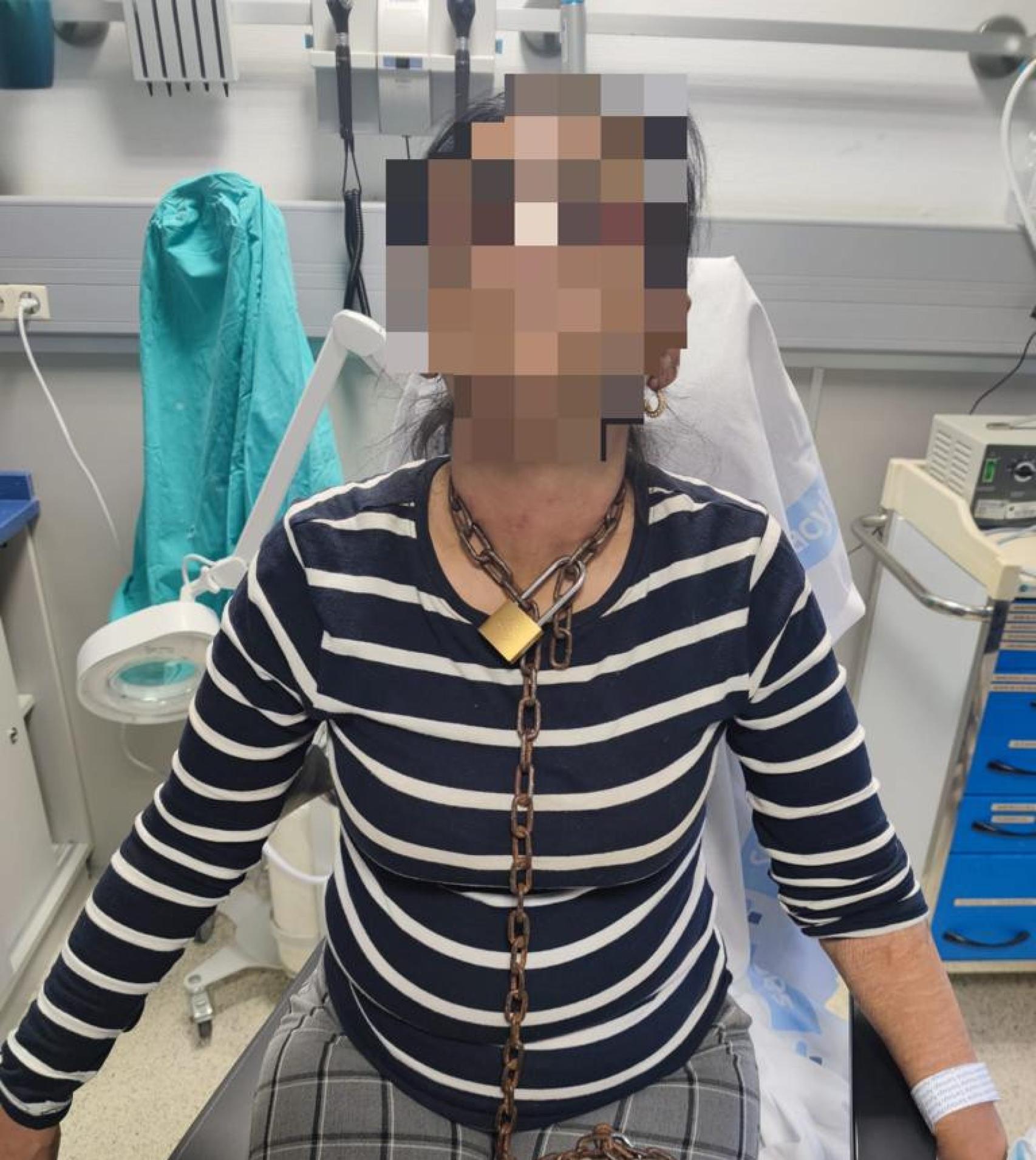 Mujer atada por una cadena en Miranda de Ebro