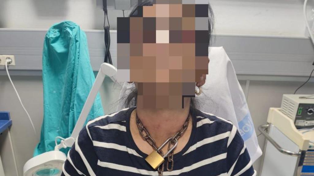 Mujer atada por una cadena en Miranda de Ebro