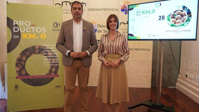 La diputada de Promoción Provincial y Desarrollo Rural Sostenible, Magdalena Rodríguez, acompañada del alcalde de Riaza, Benjamín Cerezo , presentando el nuevo menú kilómetro 0