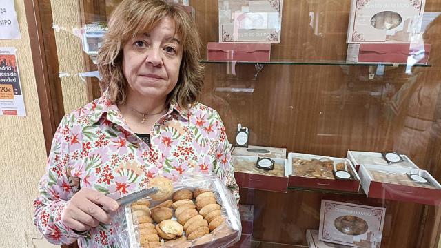 María Soledad en su tienda con las pastas de las Clarisas