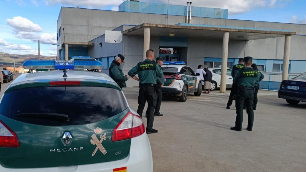 Agentes de la Guardia Civil en el municipio zamorano de Tábara