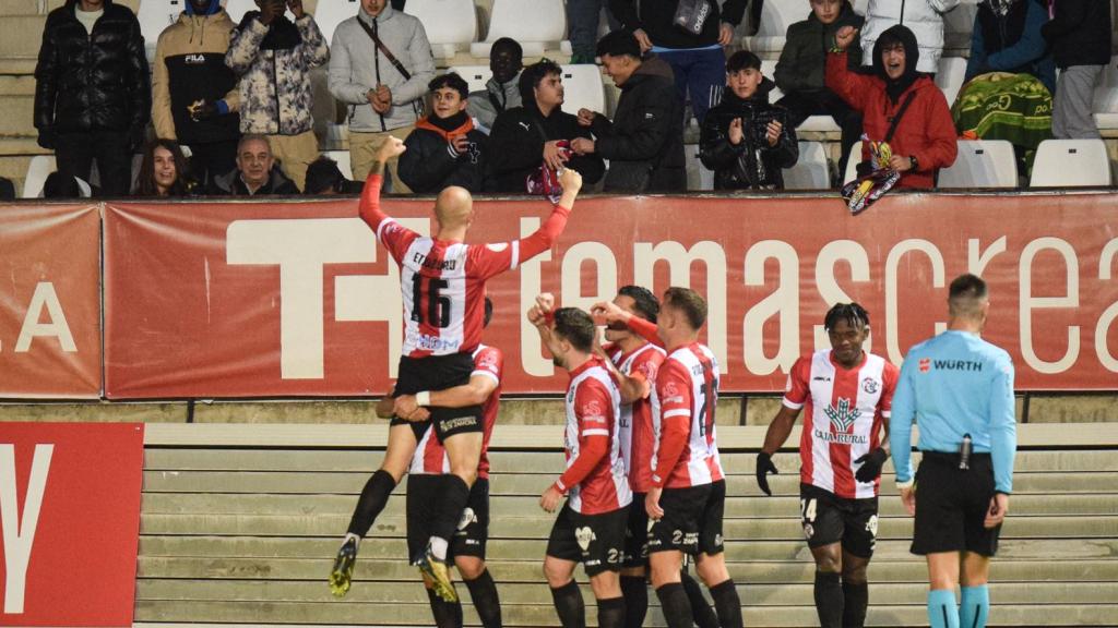 Los jugadores del Zamora celebran la victoria contra el Villarreal CF