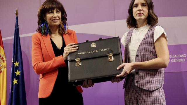 La nueva ministra de Igualdad, Ana Redondo, recogiendo su cartera de manos de su predecesora, Irene Montero