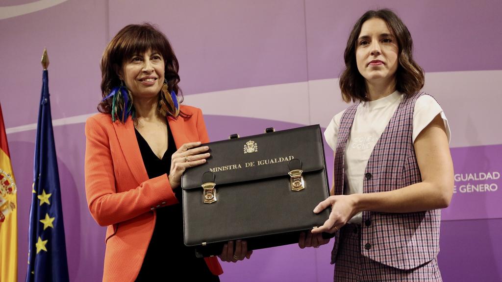 La nueva ministra de Igualdad, Ana Redondo, recogiendo su cartera de manos de su predecesora, Irene Montero