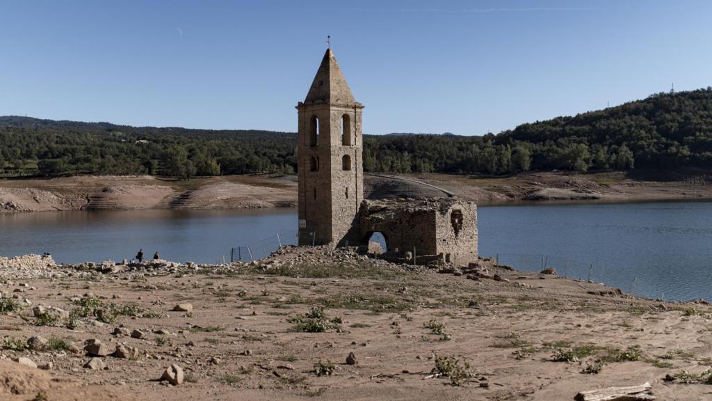 Imagen del pantano de Sau, con un 30 % de su capacidad, durante la sequía que sufrió Cataluña.