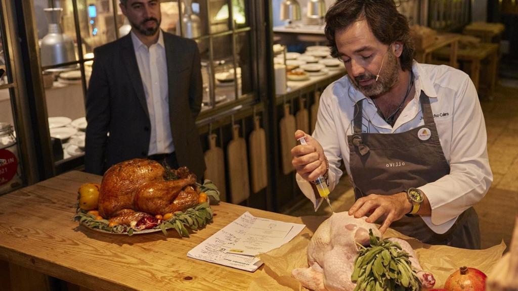 El chef Javier Muñoz, del restaurante Ovillo, preparando un pavo para Acción de Gracias.