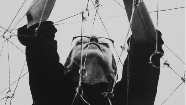 Gego en montaje de 'Reticulárea' en el Museo de Bellas Artes, Caracas, 1969. Foto: Juan Santana.  © Fundación Gego