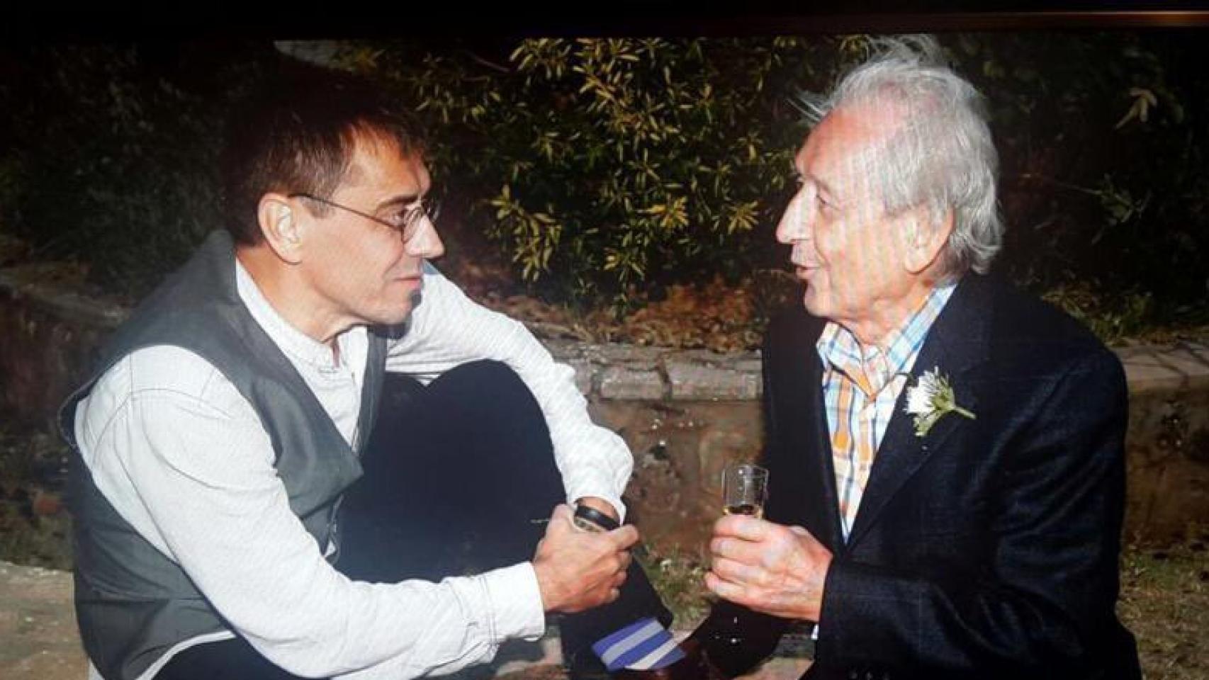 Juan Carlos Monedero y su padre, en una imagen compartida por el político en su Twitter.