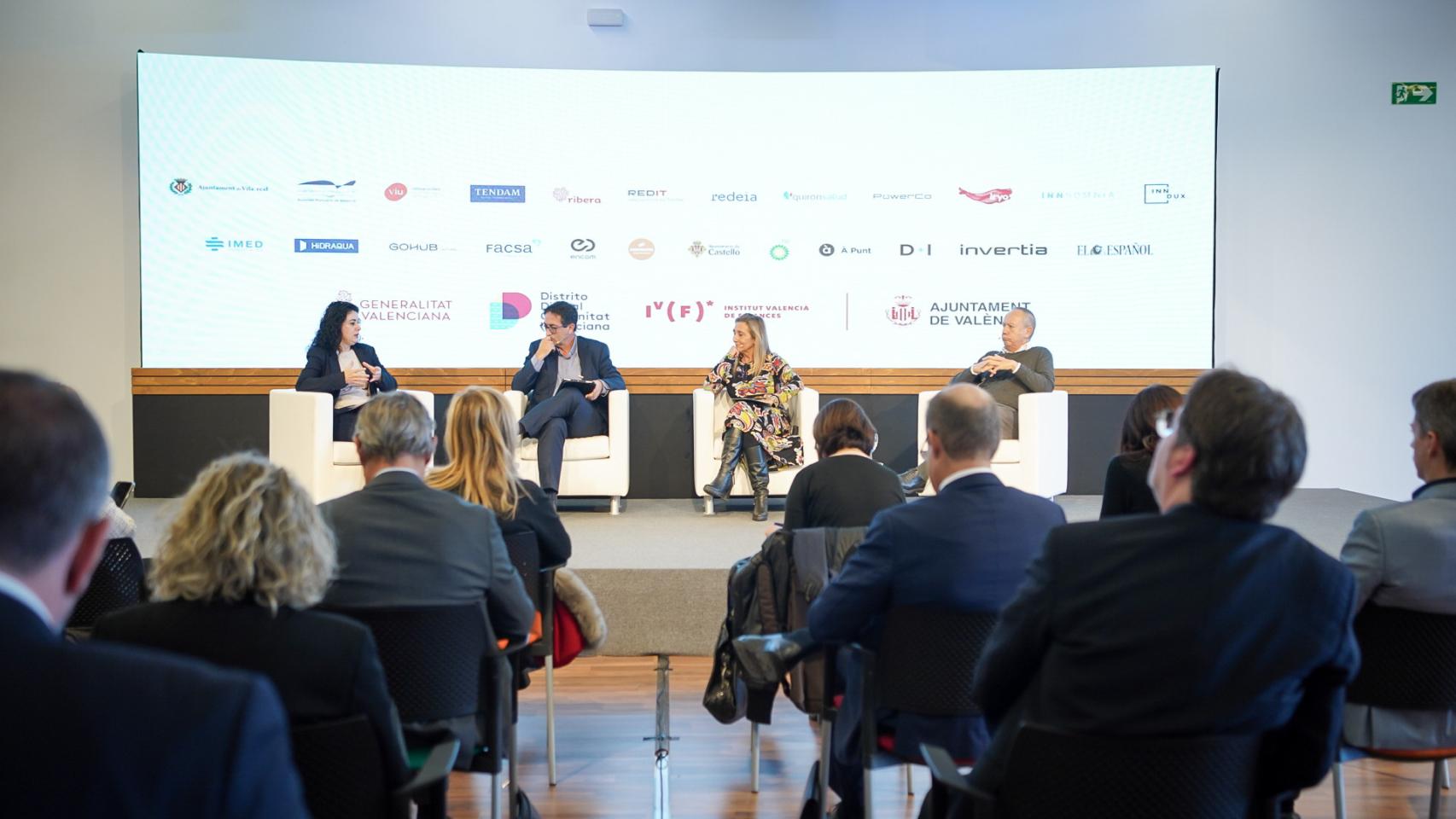 Ana García, Rafa Navarro, Eva Blasco e Ismael Sáez en la mesa de los agentes sociales de este miércoles