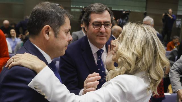 Gerardo Cuerva y Antonio Garamendi, presidentes de Cepyme y CEOE, con Yolanda Díaz, vicepresidenta segunda del Gobierno y ministra de Trabajo.