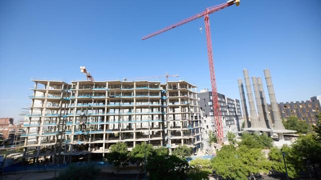 Un bloque de viviendas del bloque de San Francisco Javier VI, en Madrid, en construcción