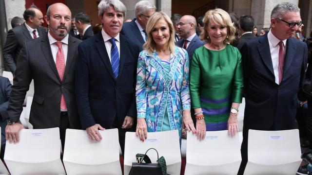 Los expresidentes de la Comunidad de Madrid, Pedro Rollán, Ángel Garrido; Cristina Cifuentes y Esperanza Aguirre, y el exalcalde y expresidente de la Comunidad de Madrid Alberto Ruiz Gallardón, durante el acto de la toma de posesión de la presidenta de la Comunidad de Madrid.
