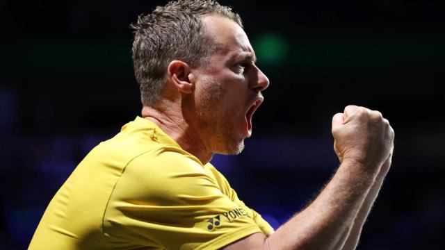 Lleyton Hewitt celebra un punto de Australia en la Copa Davis.