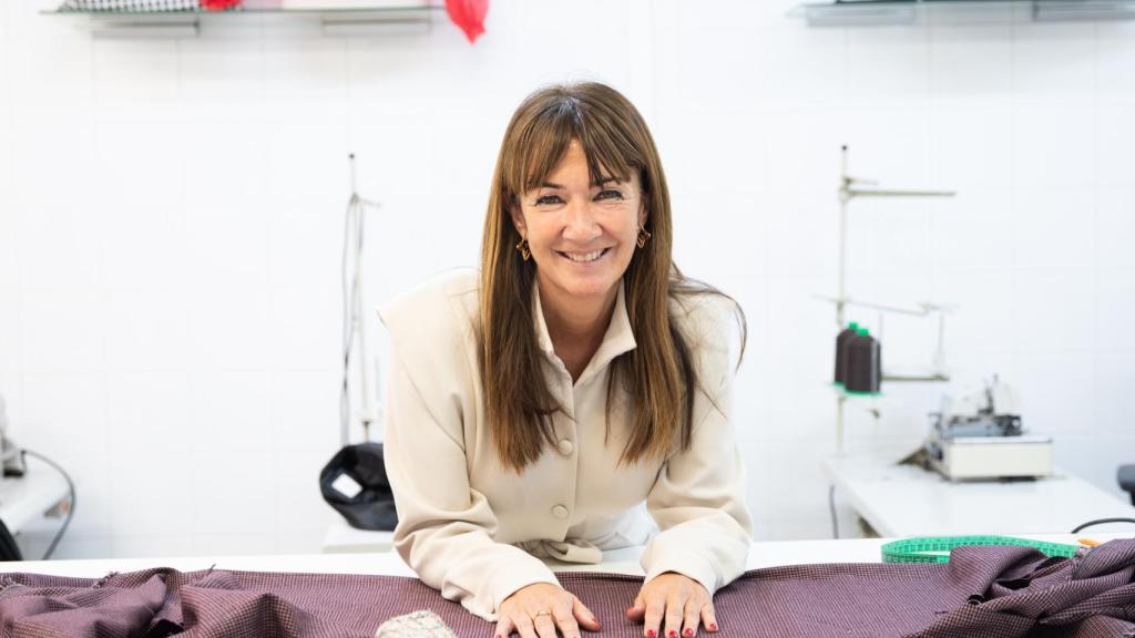 La directora de la Asociación en el taller de costura.