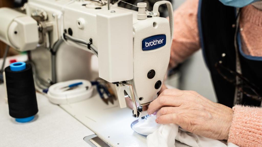 Una de las mujeres de la Asociación frente a su máquina de coser.