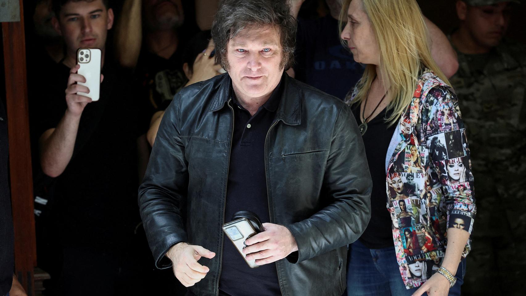 Javier Milei visita un centro de votación en Argentina