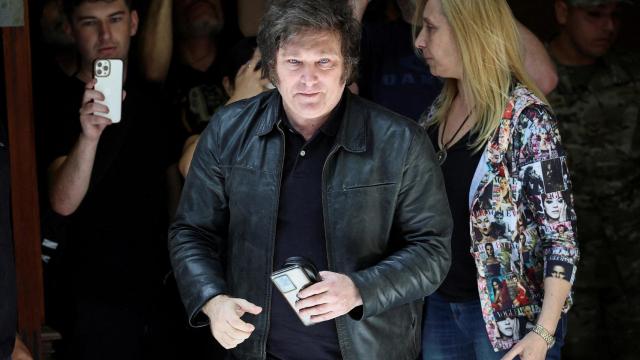 Javier Milei visita un centro de votación en Argentina