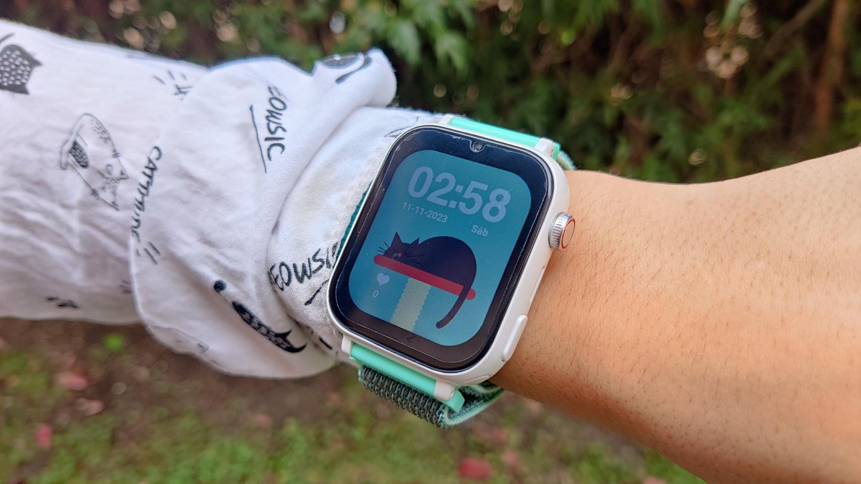 SaveWatch Plus tiene un tamaño considerable pero es muy ligero