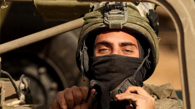 Un soldado israelí, de camino a la franja de Gaza.