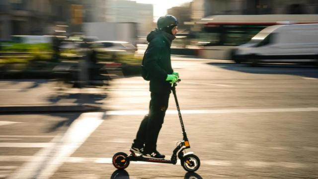 Una persona circulando en patinete eléctrico.