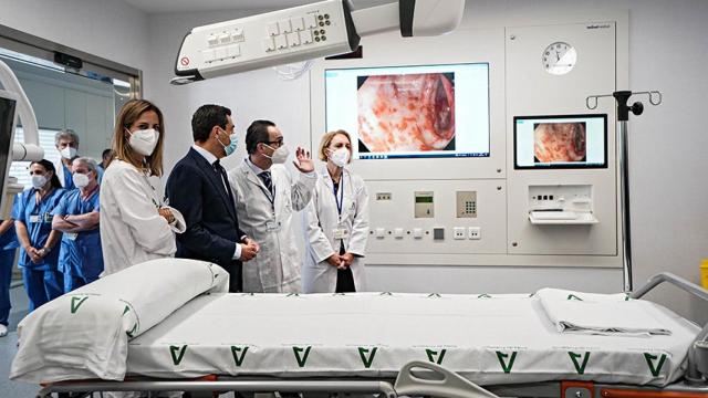Juanma Moreno inaugura el hospital Militar de Sevilla.