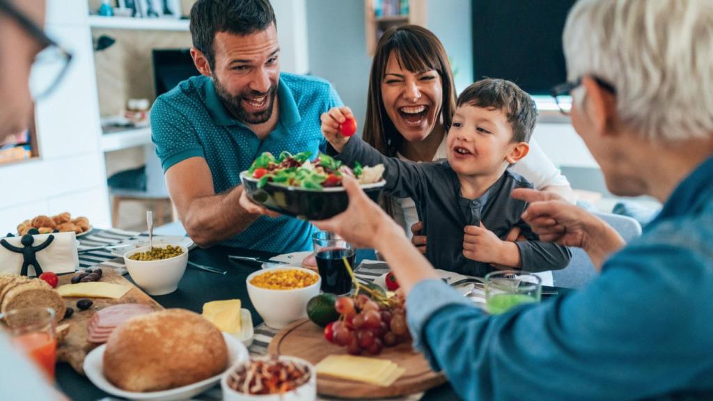 Familia comiendo